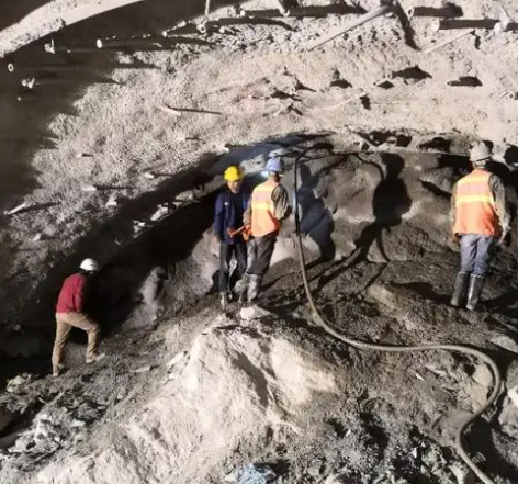 新巴尔虎左隧道拱顶带模注浆料，微膨胀注浆料的特点及施工工艺